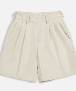 Quần short nam màu trắng, thiết kế trẻ trung, chất liệu cotton mềm mại, thoáng mát.