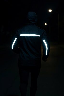 Áo khoác gió có chi tiết phản quang 3M, an toàn khi di chuyển đêm