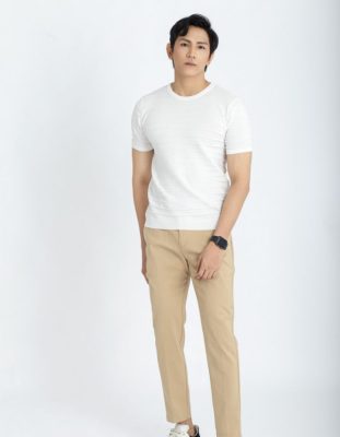 Quần kaki nam phối với áo thun