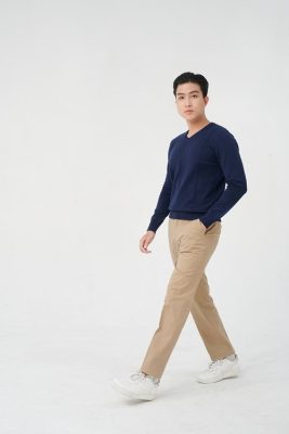 Quần kaki nam phối với áo len mặc mùa thu đông