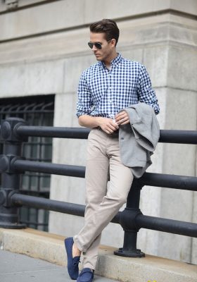 Quần kaki phối với áo sơ mi công sở